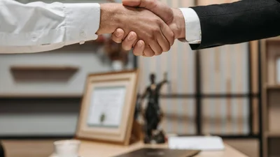 Креативные поздравления с Днем адвоката, которые заряжают силой и решимостью