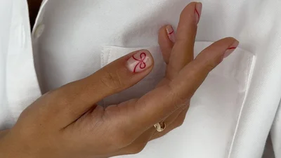 Святковий манікюр 2025: цей милий дизайн подобається всім