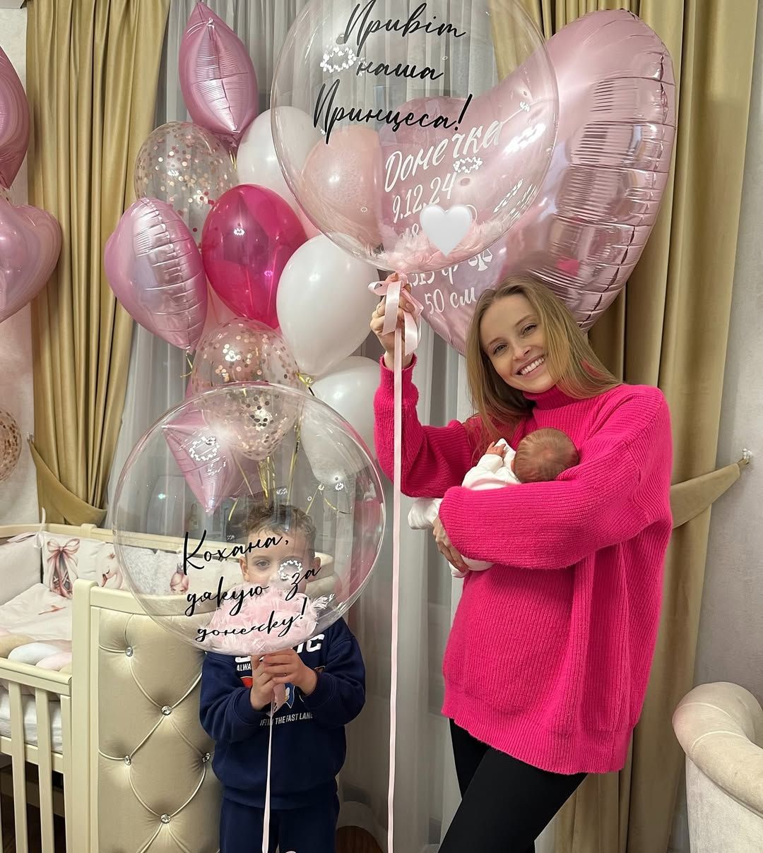 Анна Сагайдачна з новонародженою дитиною та старшим сином - фото 667238
