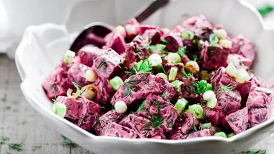 Бюджетные рецепты на Новый год: готовим салат "Зимняя радость"