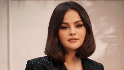 Селена Гомес емоційно прокоментувала свої заручини й зблизька похизувалася розкішною діамантовою каблучкою