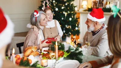 Чтобы не стоять у плиты: как быстро накрыть рождественский стол на семью