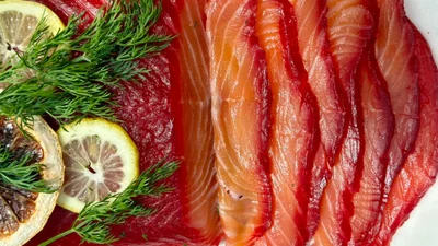 Маринований лосось гравлакс із буряком - смакота, від якої тяжко відірватися