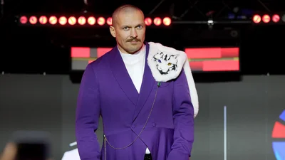 Александр Усик на взвешивании перед реваншем с Фьюри призвал освободить защитников "Азовстали"