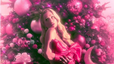 Періс Гілтон здійснила еротичну фантазію чоловіків і показалась голою в червоному банті - відео