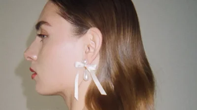 Змії та бантики: 5 стильних прикрас для яскравої зустрічі Нового року 2025