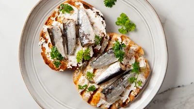 Бутерброди зі шпротами по-новому – як приготувати класичну новорічну закуску