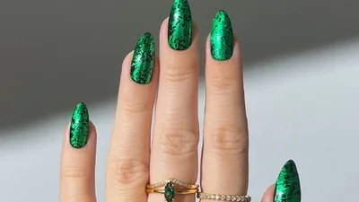 Три трендовых цвета маникюра, которые обеспечат гармоничное начало года Зеленой Змеи
