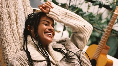 Беременная возлюбленная Венсана Касселя снялась голышом, прикрывшись котом – фото