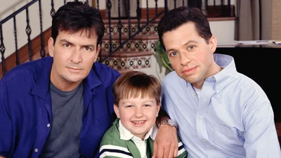 Від мільйонних гонорарів до забуття: де зараз хлопчик з серіалу "Два з половиною чоловіки"