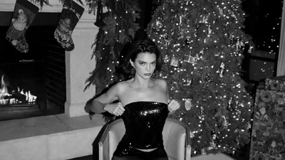 Это очень горячий праздничный снимок: Кендалл Дженнер засветила длинные ноги и соблазнительный взгляд