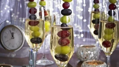 12 виноградин: простий ритуал для здійснення мрій і залучення кохання у Новому році 2025