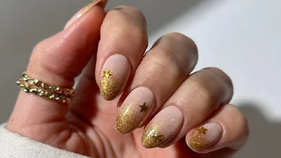 Успеть к праздникам: стильный маникюр для любой формы и длины ногтей к Новому году 2025