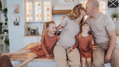 Теплі привітання з Всесвітнім днем сім'ї 2025 - листівки, проза та вірші українською