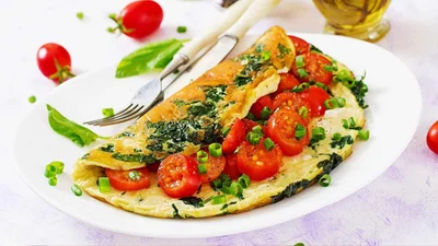 Легкий сніданок після свят: готуємо омлет з овочами