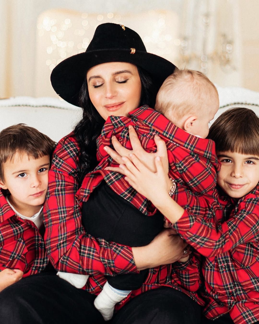 Джамала сделала стильную фотосессию с сыновьями в Family Look – фото - 673414 Джамала сделала стильную фотосессию с сыновьями в Family Look – фото - фото 673414