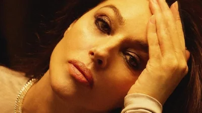 Самая горячая женщина: Моника Беллуччи в прозрачной кофточке на голое тело поздравила поклонников с Новым годом