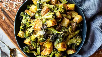 На гарнір і основне: апетитна запечена картопля з овочами