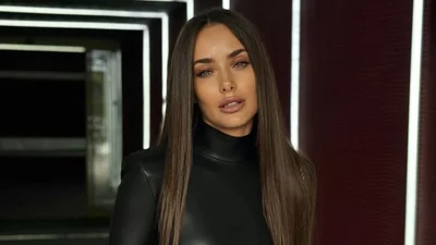 Ксенія Мішина у трусиках з латексу похизувалася розкішним тілом