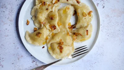 Постные блюда на Сочельник: готовим вареники с картофелем и капустой