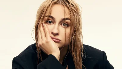 Анастасия Цимбалару появилась в неожиданной фотосессии под дождем