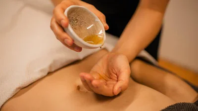 Новый бьюти-тренд из TikTok: почему стоит смазывать пупок маслом и как это влияет на тело