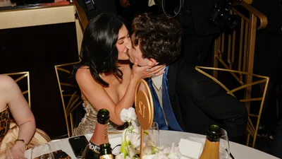 Милі янголятка: Кайлі Дженнер і Тімоті Шаламе показали фірмовий поцілунок на Золотому глобусі-2025