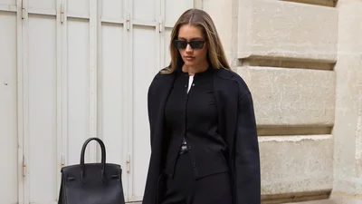 Классика, которая всегда в тренде: 5 образов в черном для работы