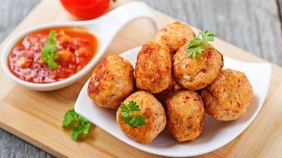 Вкусная сенсация: бюджетные куриные котлеты с картошкой на сковороде