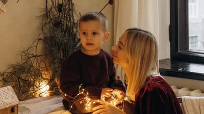 "Тримай мою руку": Репяхова розчулила новорічними світлинами з сином