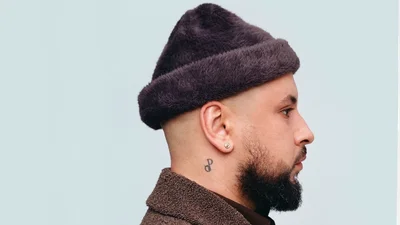 Дима Монатик показал книгу об отцовстве, которую сейчас читает