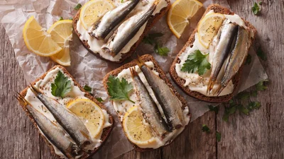 Смак 90-х: найкращий рецепт грінок зі шпротами