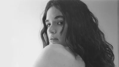 Даша Кацурина без трусов в колготах повторила за Бьянкой Цензори