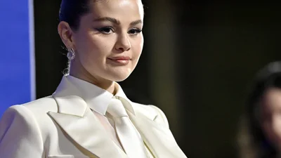 Селена Гомес у білому: як зірка зробила заручини своєю стильною "фішкою"