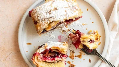 Штрудель с яблоками от Дарьи Цвек – тонкое тесто и сочные яблоки