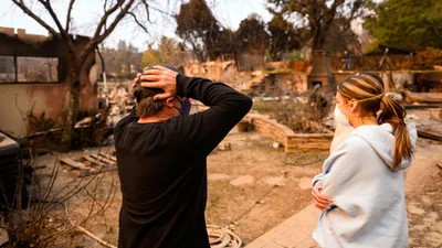 "Наче після війни": дрон зняв моторошні наслідки пожежі в елітному районі Лос-Анджелесу