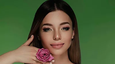 Анастасія Скальницька прикрасила BMW трояндами і підкорила Київ - відео