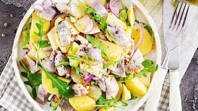 Забудь про "Шубу": бюджетний салат з оселедцем і картоплею