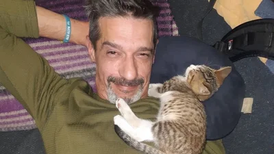 Відомий ведучий отримав тяжке поранення на фронті