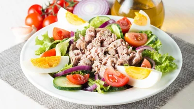Смачний салат з тунцем для легкої вечері