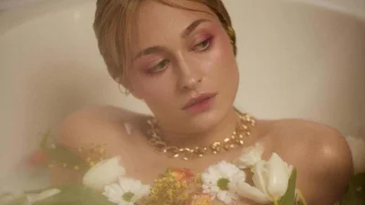 “Левиця”: акторка Анастасія Цимбалару приміряла відверту сукню на голе тіло