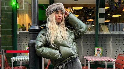 Як позбутися плям від тонального крему на пуховику: 4 перевірені методи