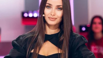 “Hot!” Ксенія Мішина похизувалась стальним пресом у роздільному купальнику