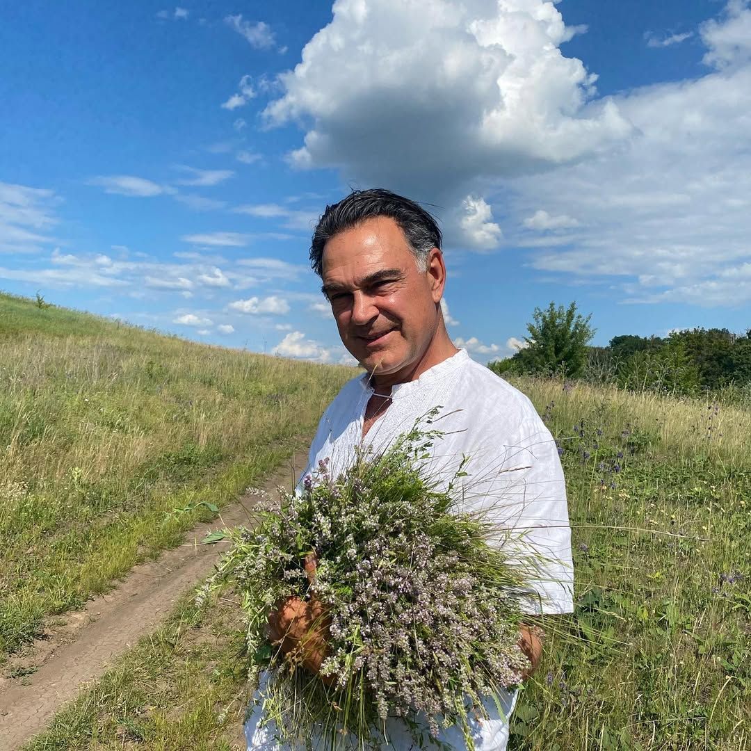 67-летний украинский актер стал отцом в третий раз: не испугался партнерских родов - 678927 67-летний украинский актер стал отцом в третий раз: не испугался партнерских родов - фото 678927