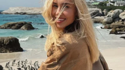 “Одягайте більш скромні трусики”: Даша Квіткова позувала в мікрокупальнику поряд з сином і нарвалась на критику