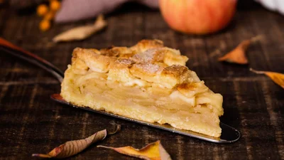 Затишний пиріг із карамелізованими яблуками, який вкраде твоє серденько