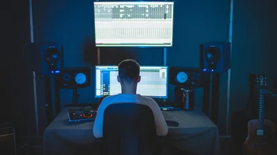 Українець створює смішні треки на скарги росіян через війну, і це справжні шедеври