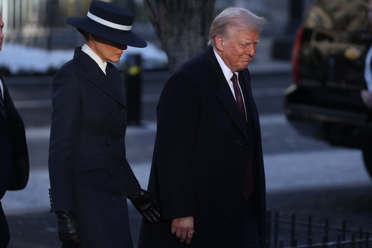 В изысканном темно-синем: очаровательный образ Мелании Трамп на инаугурации Дональда Трампа - фото 679205