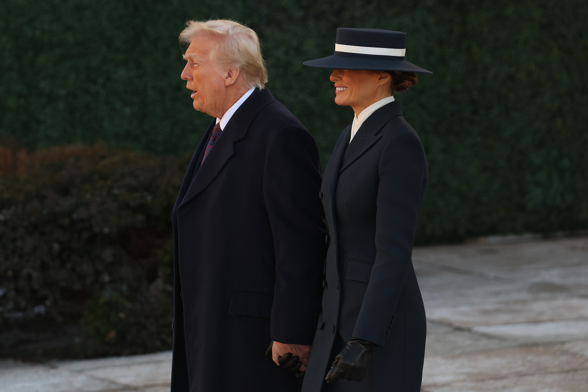 В изысканном темно-синем: очаровательный образ Мелании Трамп на инаугурации Дональда Трампа - фото 679206