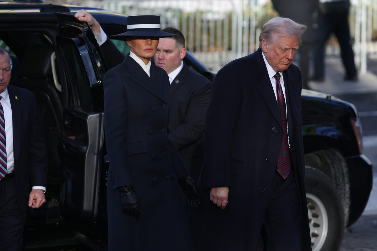 В изысканном темно-синем: очаровательный образ Мелании Трамп на инаугурации Дональда Трампа - фото 679207
